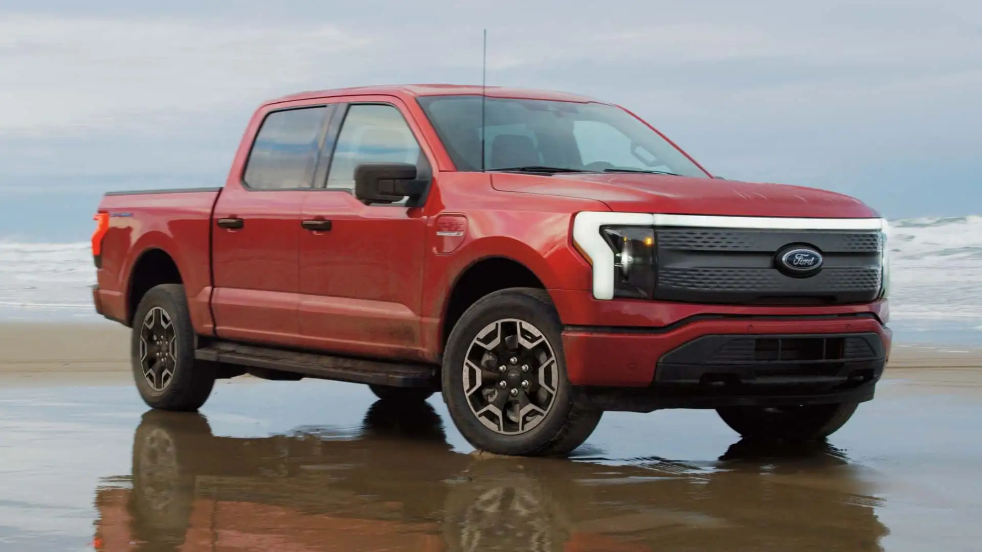 https://cdn.motor1.com/images/mgl/g4lRzP/s1/ford-lightning-xlt-at-beach.webp