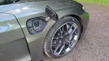 Audi RS e-tron GT Performance (2024): Ladeslot für AC und DC vorne rechts