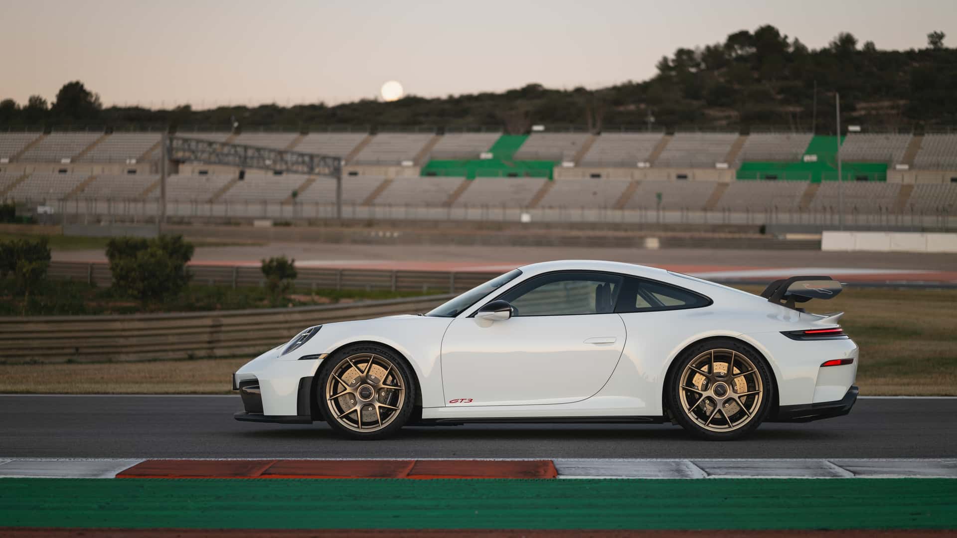 https://cdn.motor1.com/images/mgl/g4zo79/s1/porsche-911-gt3-2025-la-prova-a-valencia.jpg