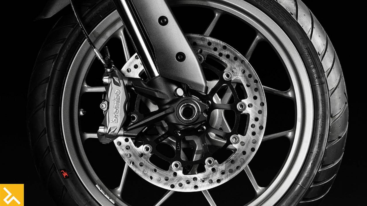 <strong>The Multistrada 950 features Brembo M4.32 monobloc radial calipers with four 32mm diameter pistons and 2 pads, an axial pump and dual 320mm front discs.</strong>