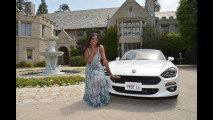 La Playmate 2016 con una Fiat 124 Spider