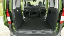VW Caddy (2021): Schon mit gewickelten Sitzen ist der Laderaum groß. Noch mehr lässt sich unterbringen, wenn man die zweite Sitzreihe ausbaut.