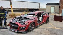 Un Ford Mustang Shelby GT500 destruido