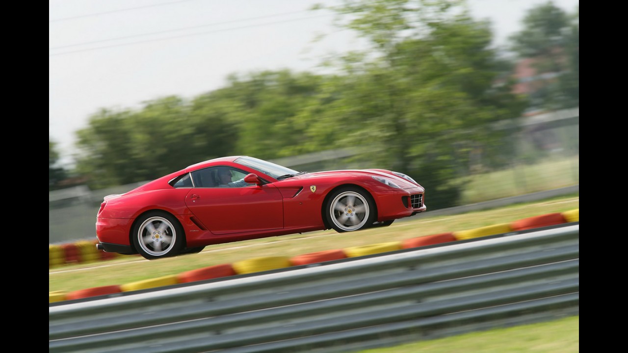Trabalho chato: Schumacher faz test-drive da Ferrari 599 GTB HGTE em Fiorano - Veja fotos