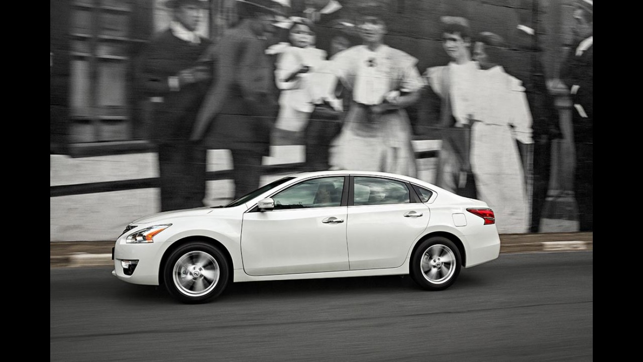 Altima ou Corolla? Desconto deixa Nissan grande a preço de Toyota médio