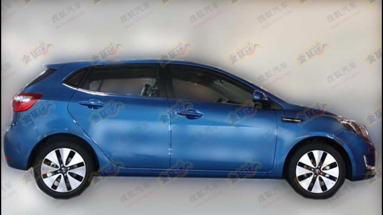 Kia K2 Hatch é flagrado sem disfarces na China