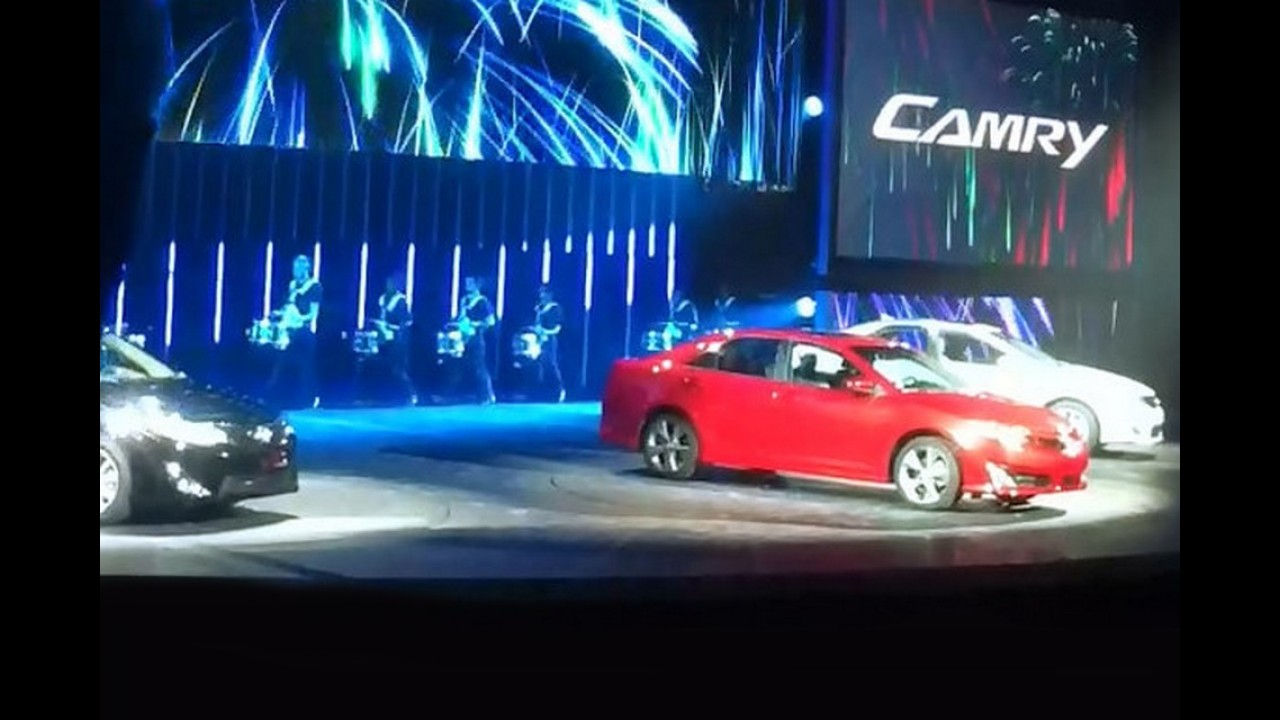 Primeiras imagens do Toyota Camry 2012 vazam durante apresentação