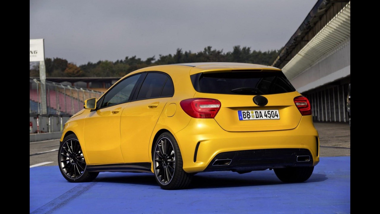 Mercedes-Benz A45 AMG aparece ainda camuflado em primeiras imagens oficiais