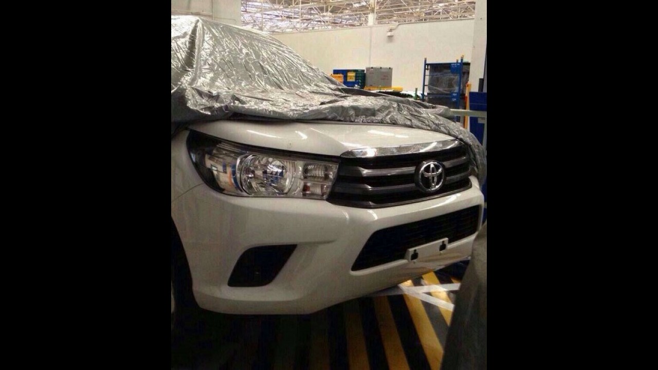 Flagra: nova geração da Toyota Hilux aparece sem disfarces