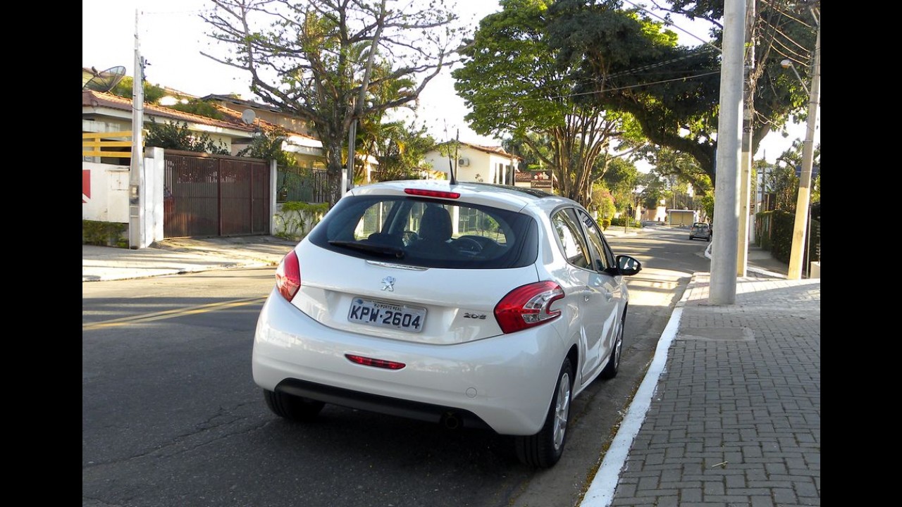 Garagem CARPLACE #6: consumo com gasolina do 208 na cidade e central multimídia superaquecida