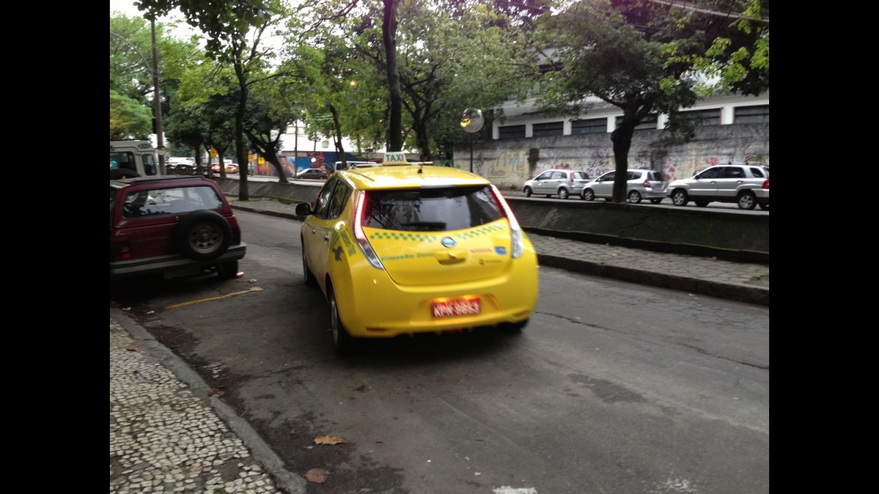 Nissan Leaf na praça: a divertida rotina de dirigir um táxi elétrico no Brasil