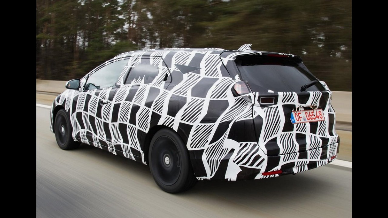 Honda divulga diversas imagens do Civic Tourer com camuflagem