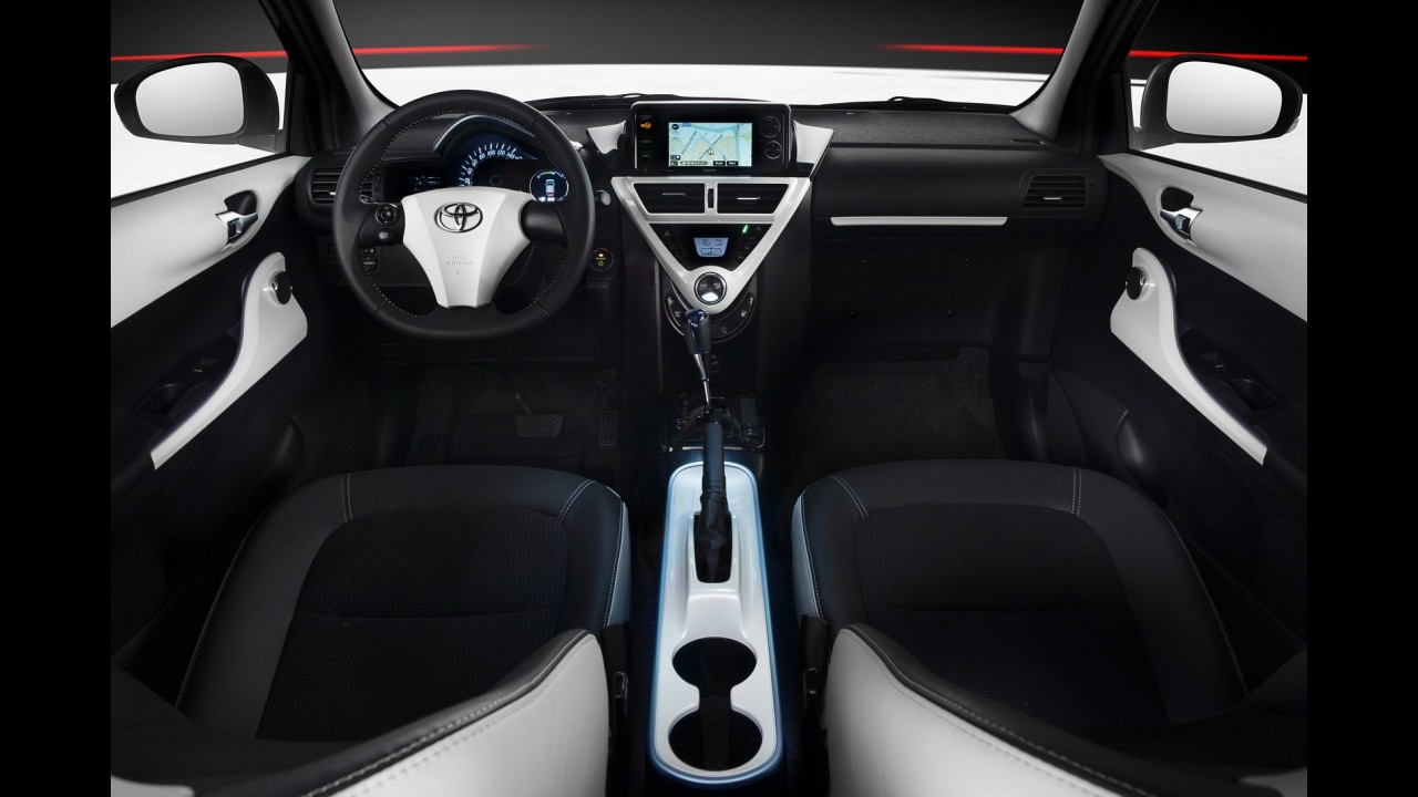Toyota apresenta versão elétrica do iQ e promete lançar 21 modelos híbridos até 2015