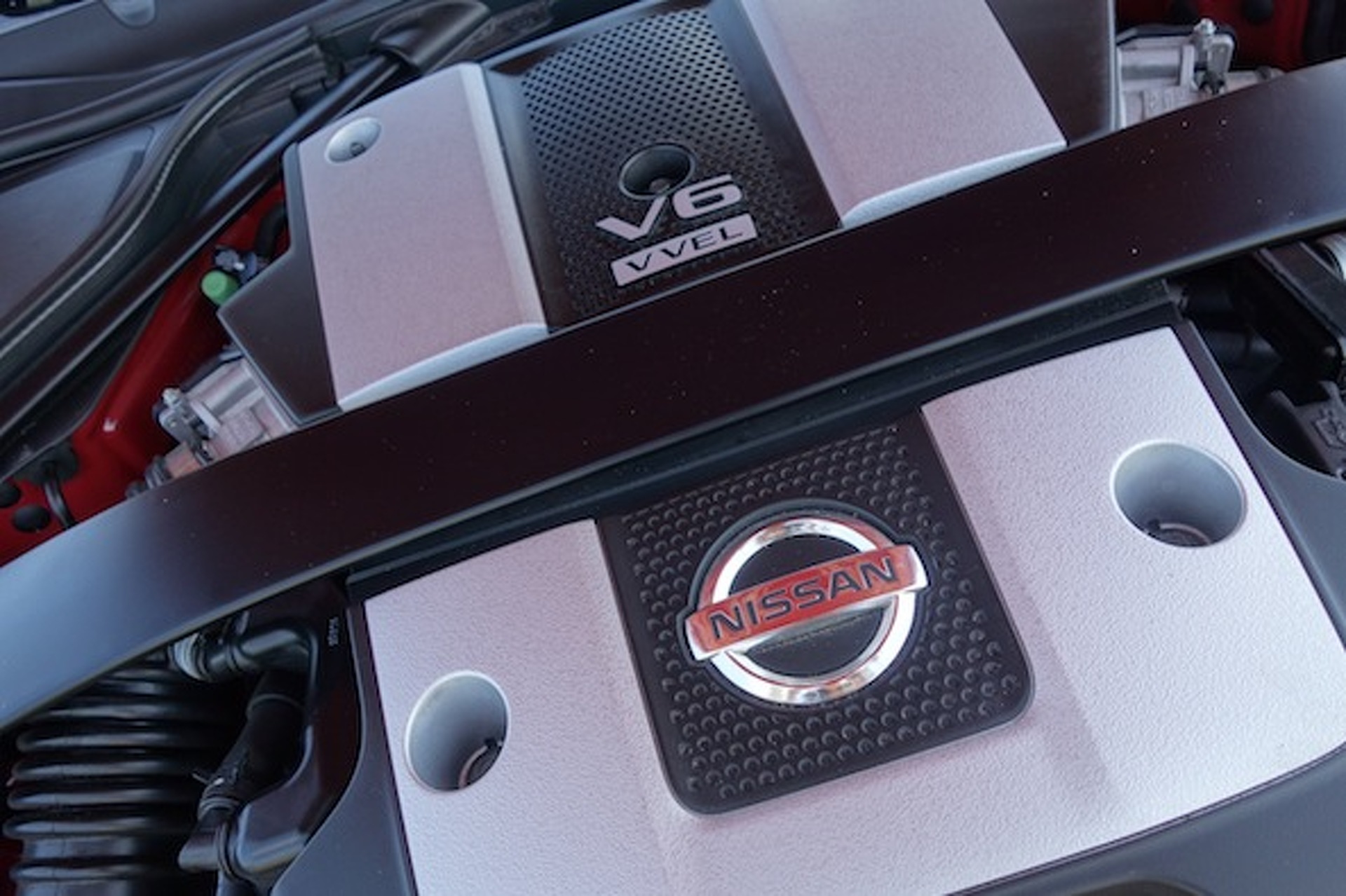 Nissan 370Z Review: A Pretty Face, Lacking Pace