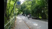 Fahrradstraße/Autos frei: Dürfen Radler nebeneinander fahren und so die Straße für Autofahrer blockieren?