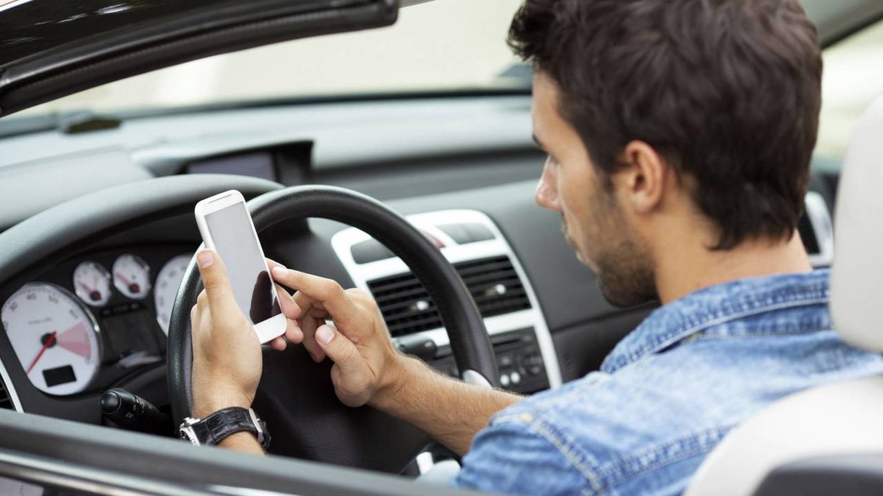 Francia, niente cellulare in auto anche se si è fermi