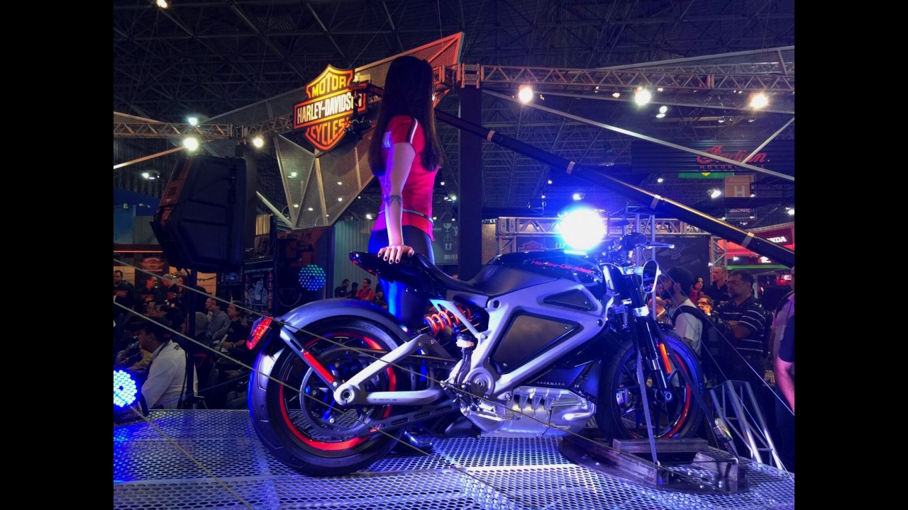 Salão Duas Rodas: Harley mostra elétrica LiveWire e nova 883