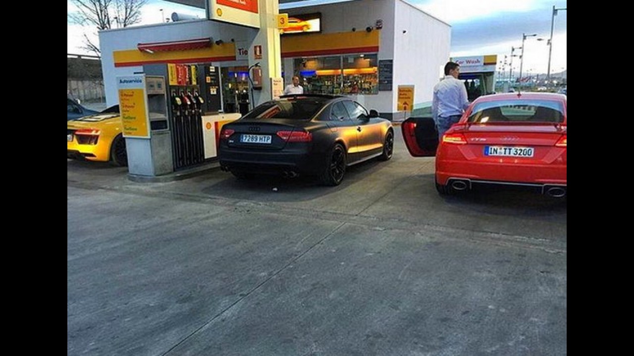 Flagra: novo Audi TT RS é clicado "limpinho" em posto de gasolina
