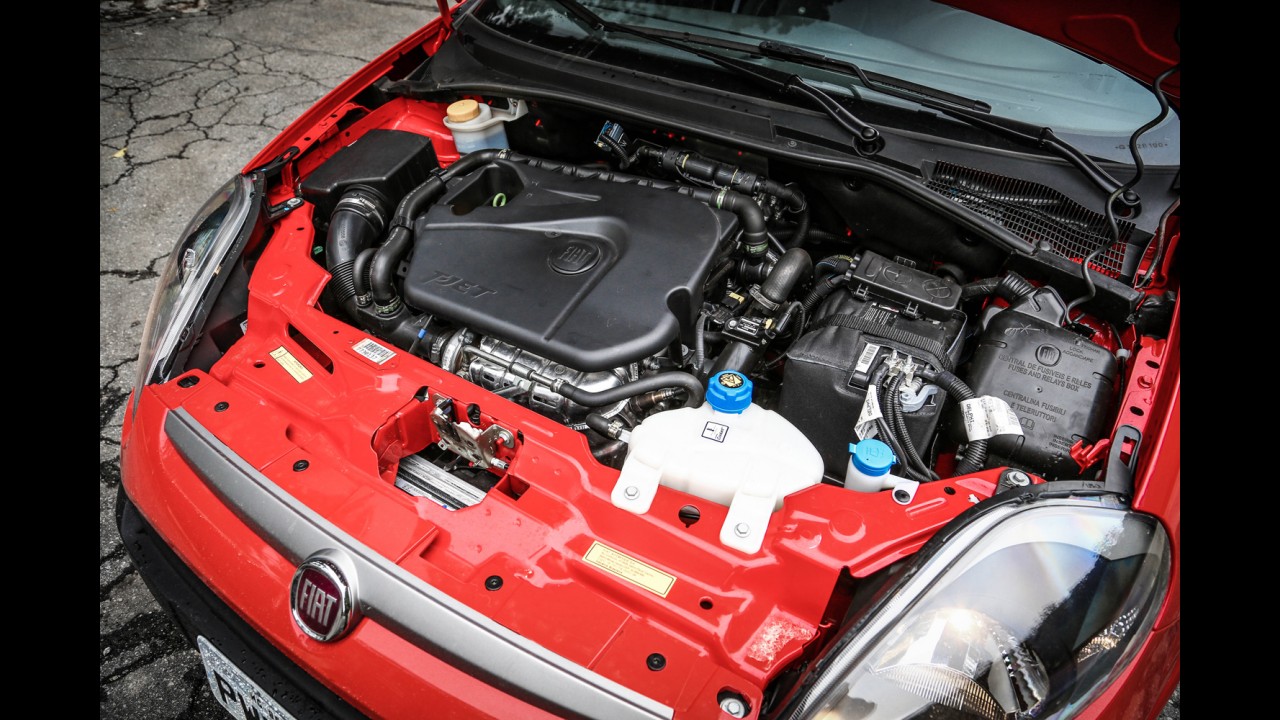 Teste CARPLACE: Sandero RS e Punto T-Jet fazem o pega do momento!
