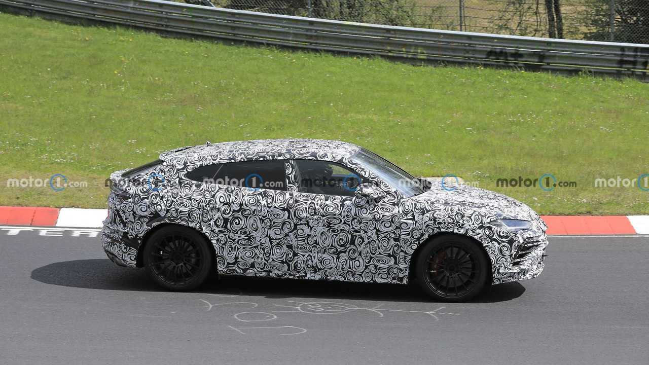 Lamborghini Urus Evo le foto spia al Nurburgring