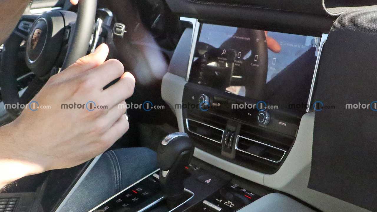 Porsche Macan restyling, le foto spia degli interni