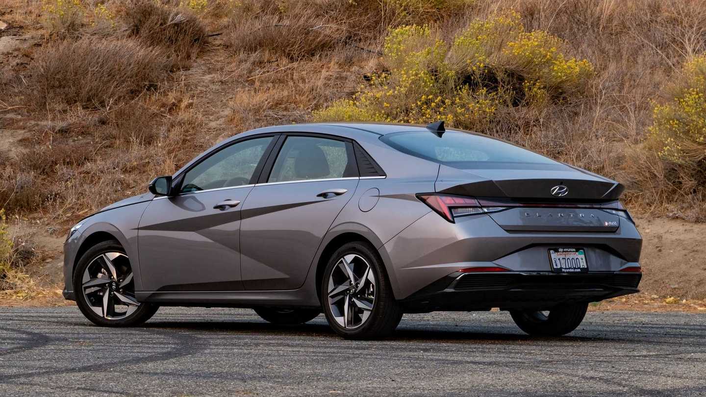 2021 Hyundai Elantra Hybrid Wins Motor1 Star Award For Best Value