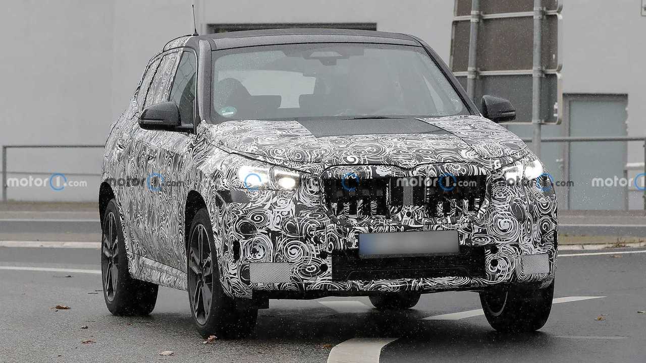 BMW X1 2023 espionné avec échappement quadruple