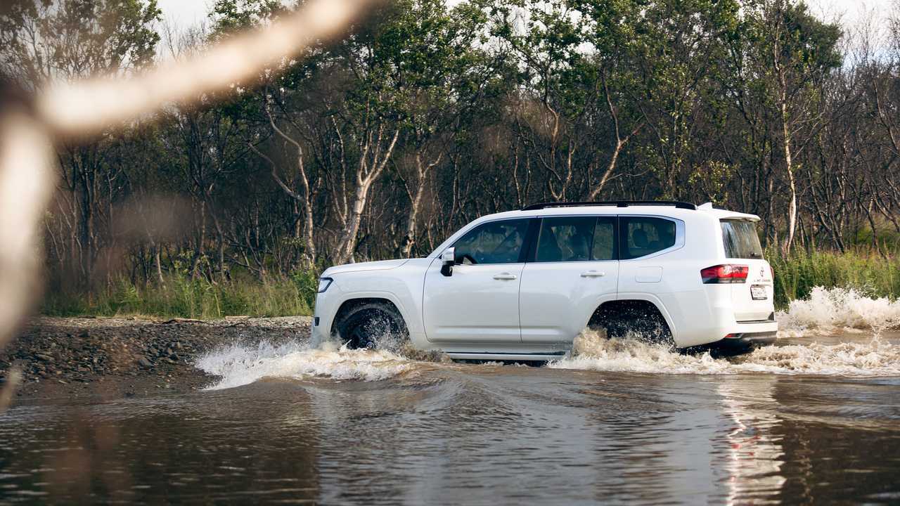 Toyota Land Cruiser 300 «Комфорт+» преодолевает брод