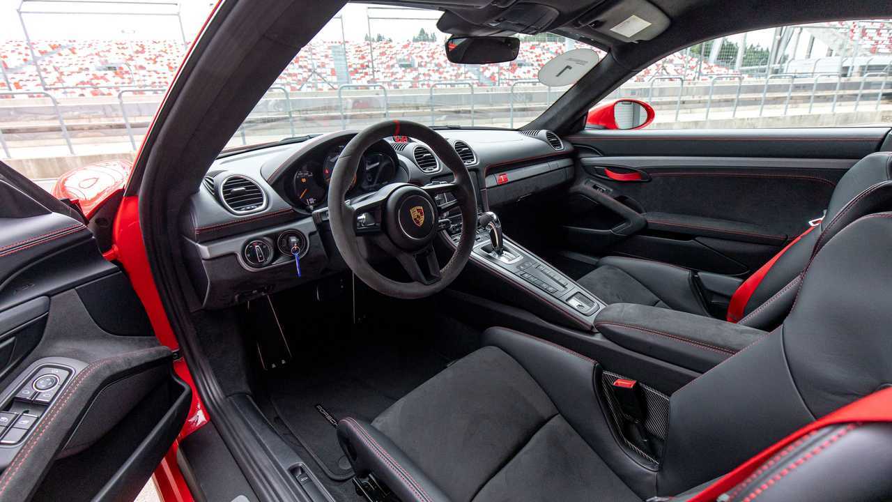 Интерьер Porsche 718 Cayman GT4