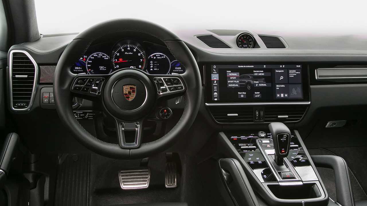 Porsche Cayenne Turbo 2019 vs. BMW X5 M 2018