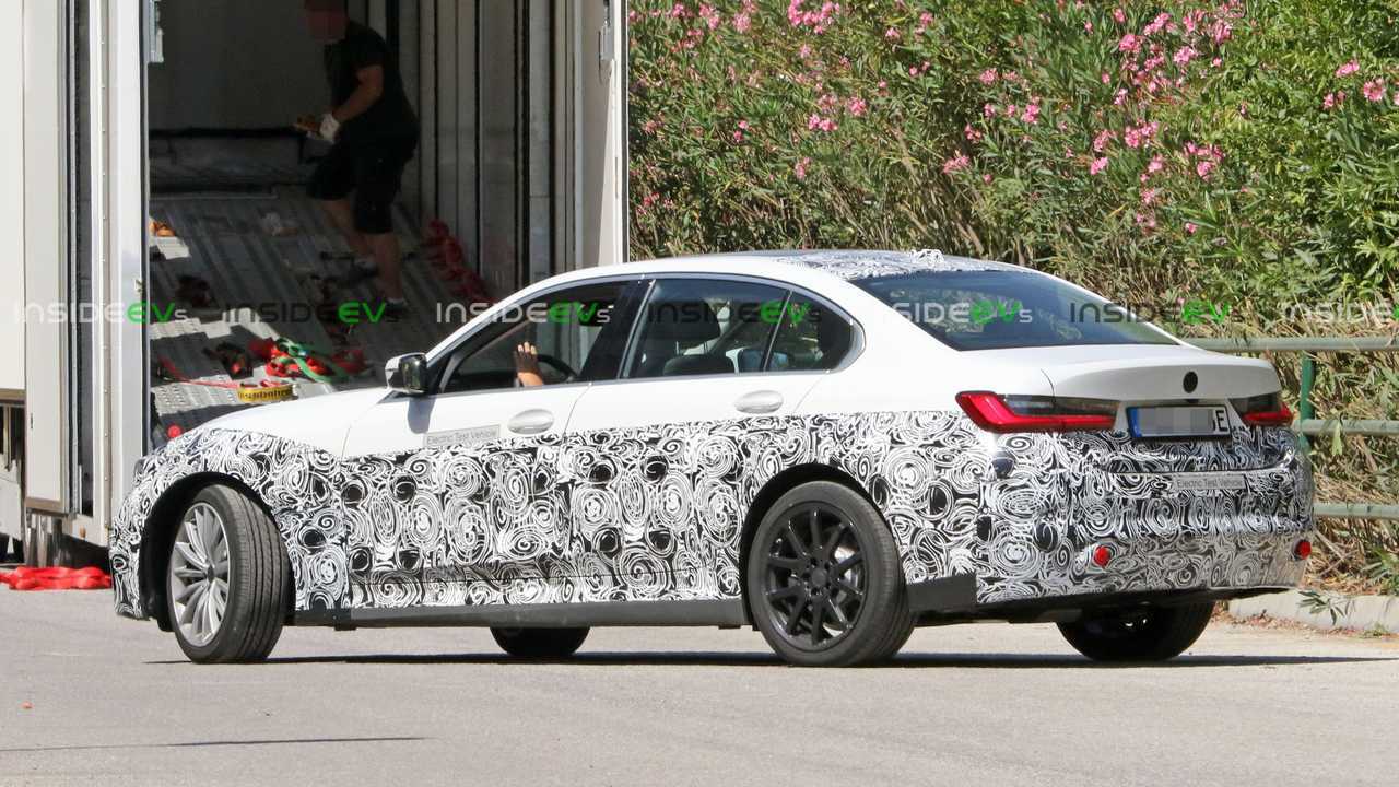 BMW Serie 3 EV posteriore vista tre quarti 2