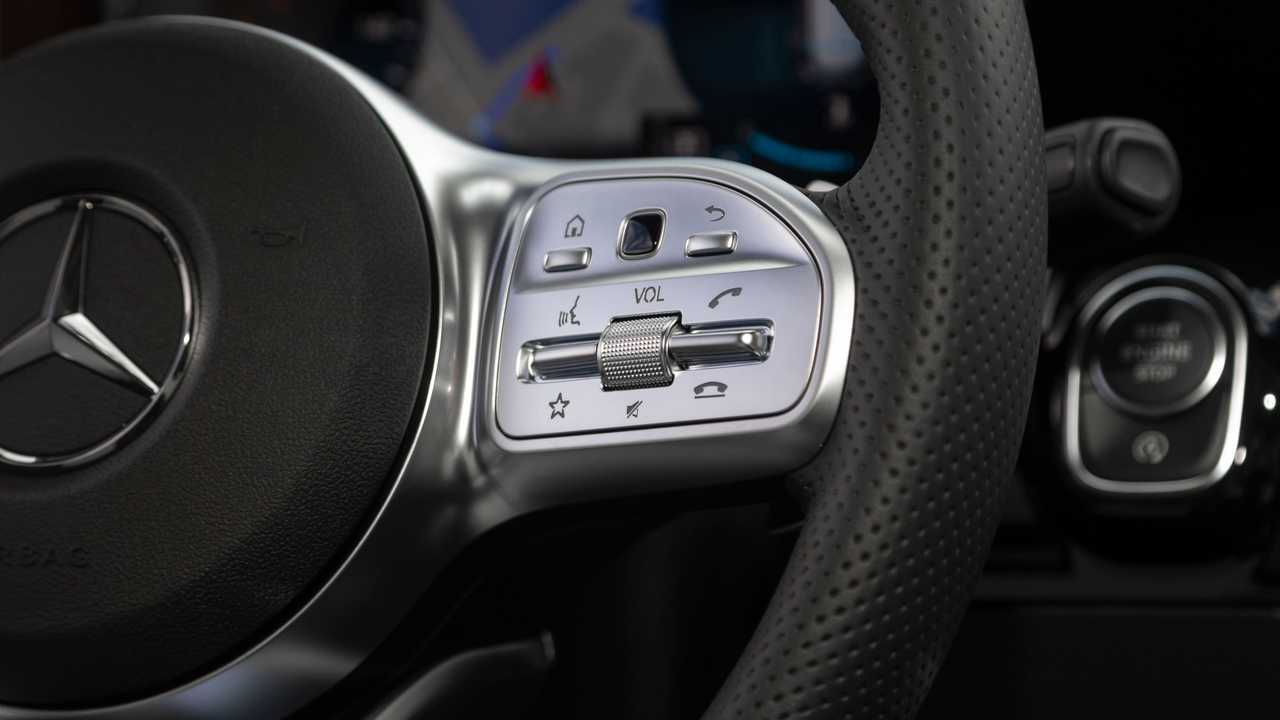 2021 Mercedes-Benz GLA-Class steering wheel controls