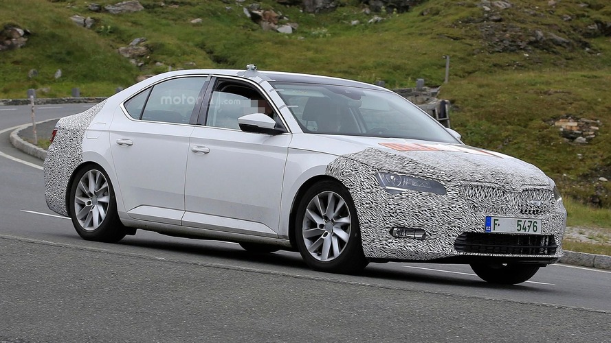 Skoda Superb facelift spy photo