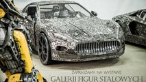 Hurda metalden yapılmış süper otomobil heykelleri