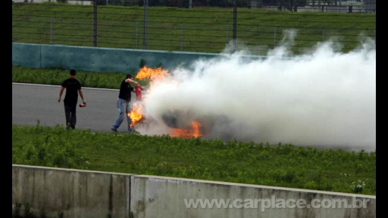 Esse é quente! Porsche Carrera GT pega fogo em Shangai