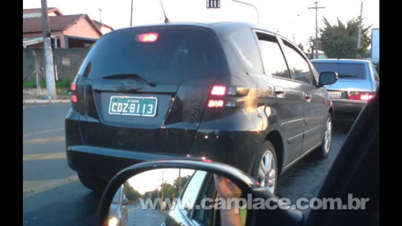 Novo Honda Fit 2009 camuflado é flagrado por leitor no interior de SP