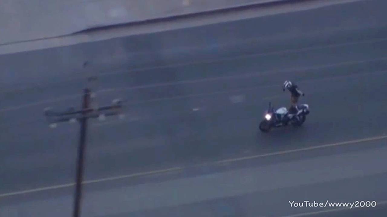 Watch This CBR 600 Motorcycle on a Long Police Chase Through LA, Stunting Along the Way