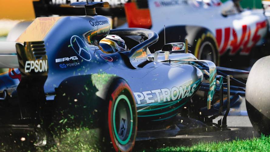 Lewis Hamilton, Mercedes AMG F1 W09, corre fuera de pista