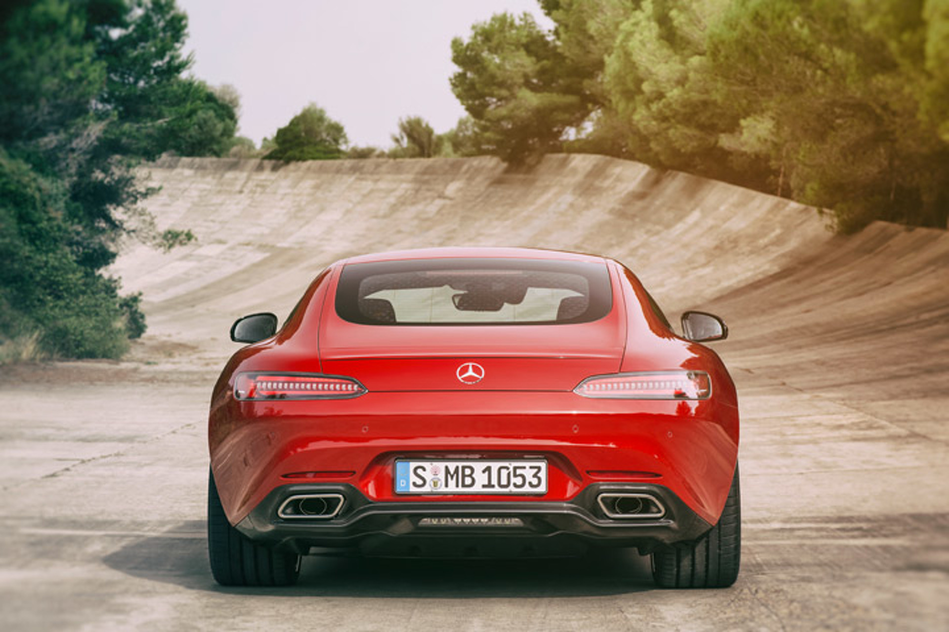 2016 Mercedes-AMG GT Has Porsche and Jaguar Dead in its Sights