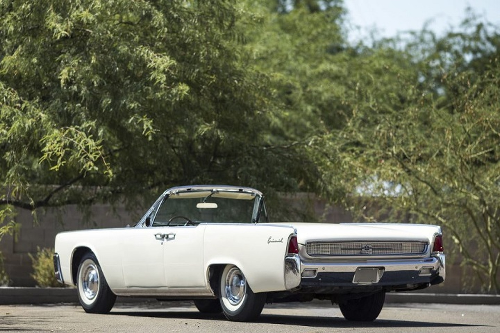 Jackie Kennedy's 1961 Lincoln Continental Convertible Heads to Auction