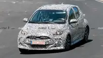 Nuova Toyota Yaris Hybrid, le foto spia