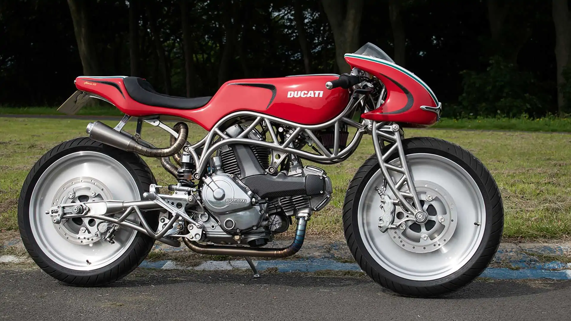 DUCATIモンスターカウルステー　貴重 Weird Ducati Custom Looks Like It Melted In The Sun