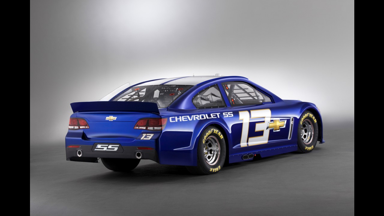 Chevrolet SS preparado para correr em Nascar antecipa novo sedã esportivo da marca