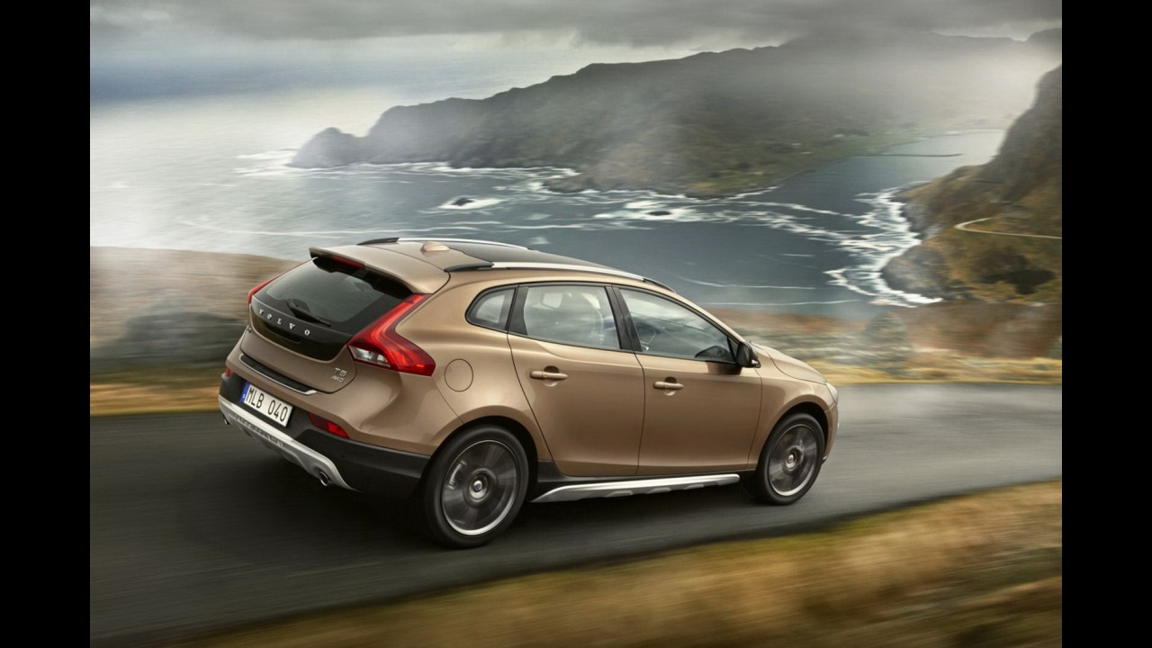 Volvo V40 Cross Country aparece em primeiras imagens oficiais antes de Paris