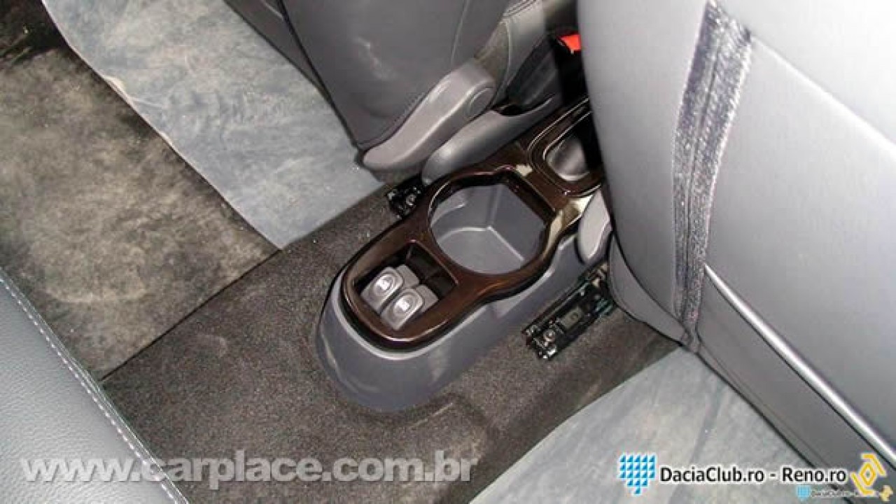 Novo Dacia Duster é fotogrado na rua - Fotos internas mostram semelhanças com o Sandero