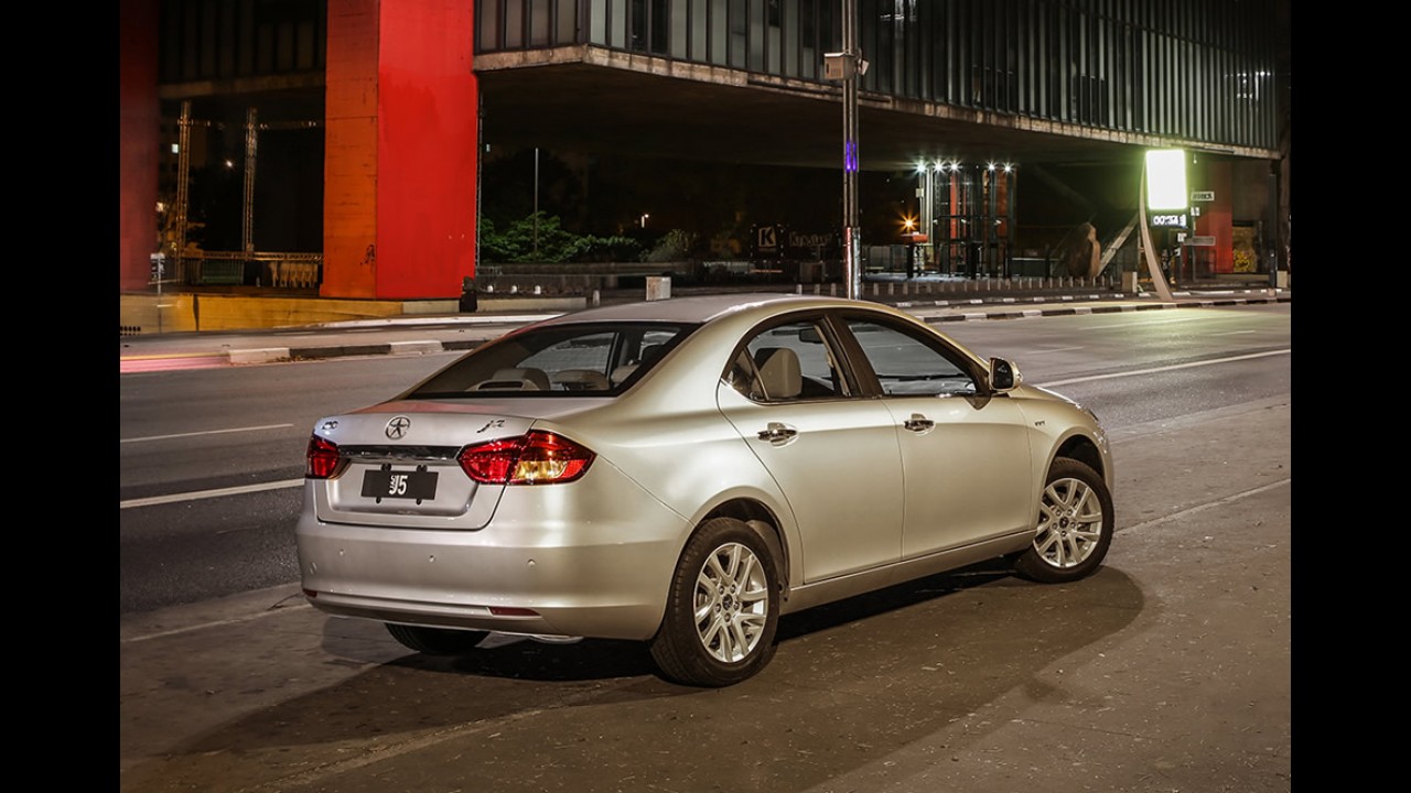 Sedãs médios: Corolla destrona Civic em 2014; Sentra e C4 Lounge avançam