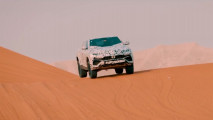 Lamborghini Urus, il video teaser nel deserto