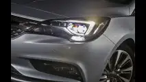 Opel Astra, il test dei fari intelligenti