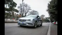 Opel Astra, l’auto a cui basta “chiedere” 
