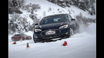 Angedriftet: Model S im Schnee